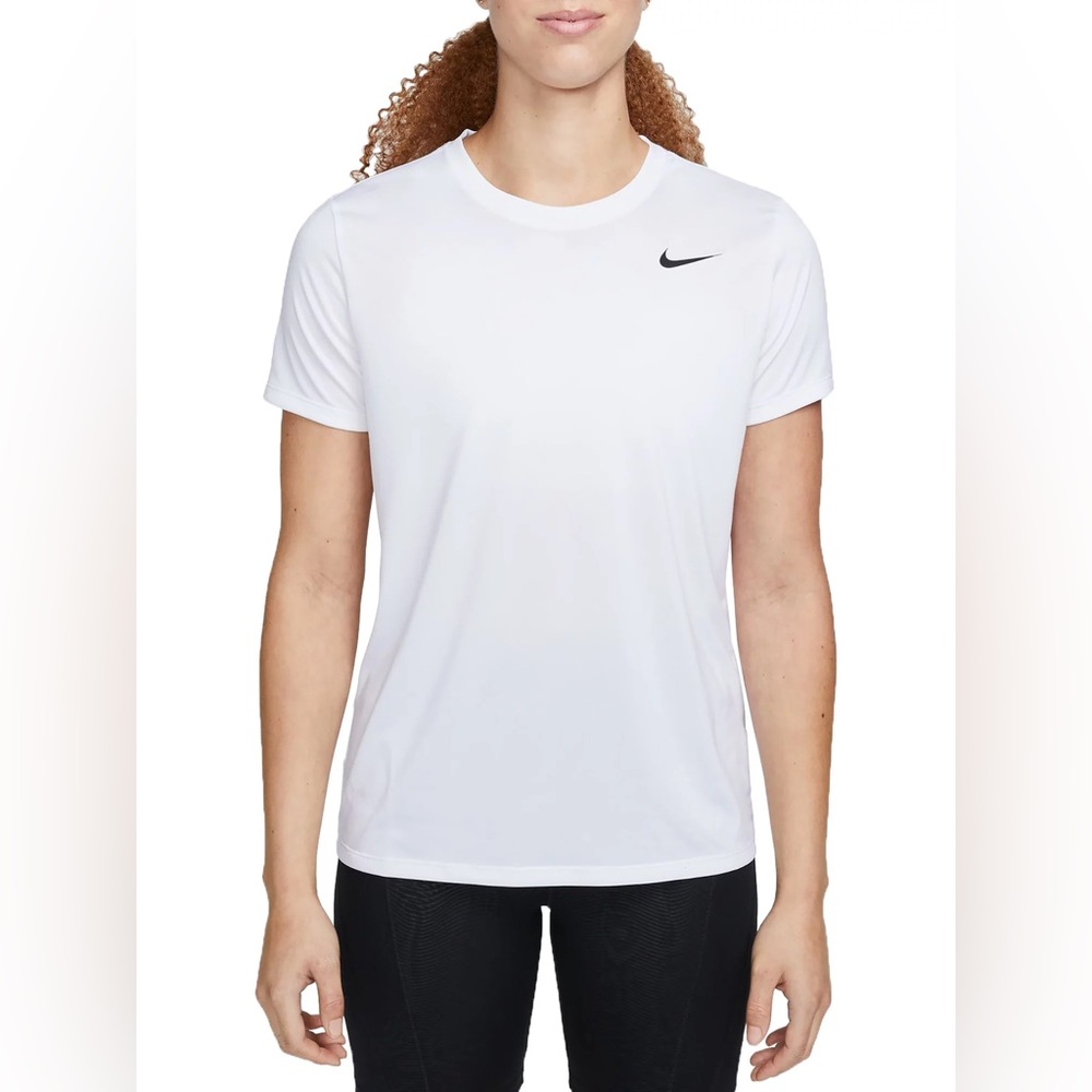 LOT OF 2 new white t-shirts Nike and old navy